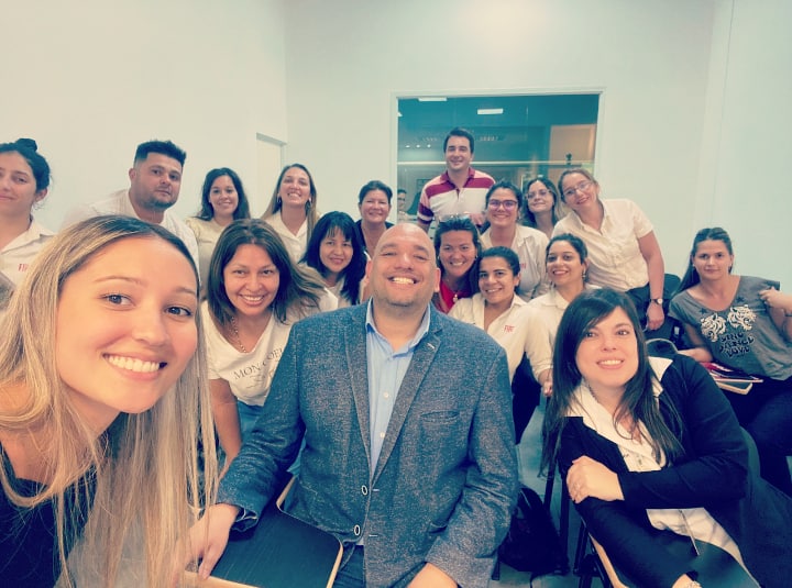 Equipo comercial entrenando con OratoriaPro